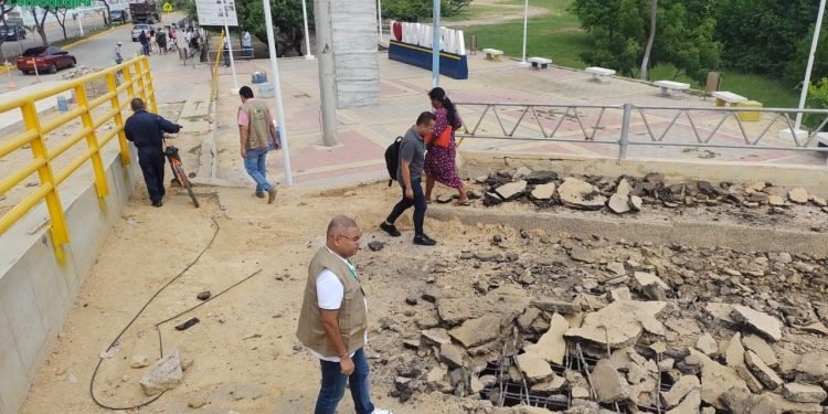 Corpoguajira realiza visita de inspección a las obras de demolición del viejo puente en el sector del Riito