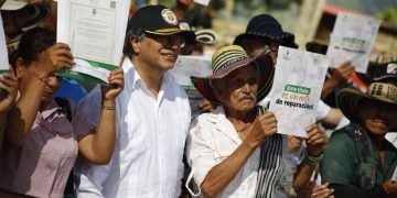 Presidente Gustavo Petro entrega 52 títulos de propiedad a familias víctimas del conflicto en corregimiento el Aro, de Ituango, Antioquia
