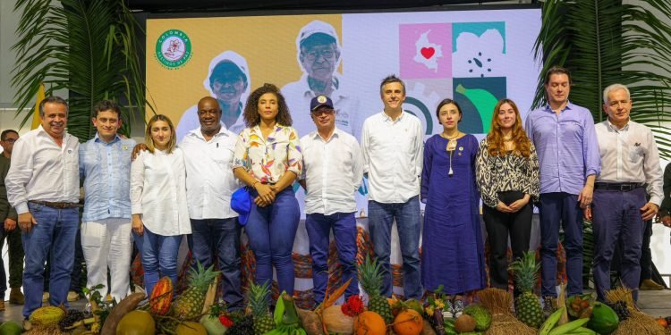Gobierno firma alianza con Éxito para sustituir cultivos ilícitos en territorios excluidos