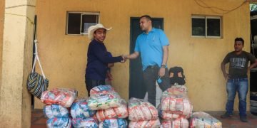 Gobernación de La Guajira continúa entregas de ayudas humanitarias a comunidades Wiwas y Afro