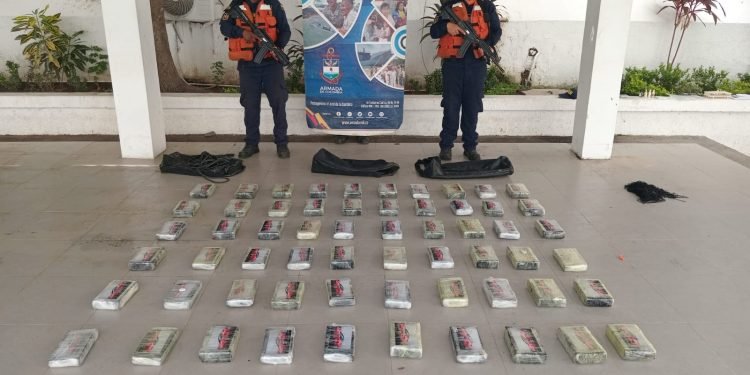 En La Guajira decomisan 60 kilos de cocaína en buque de carga para el transporte marítima