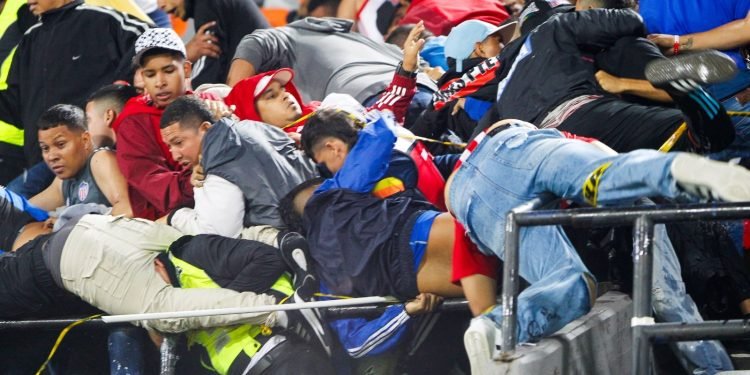 Suspenden partido entre Junior y Nacional por trifulca en las tribunas