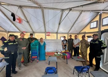 Buscando impulsar una mejor educación para los niños y niñas de la Guajira, el Ejército Nacional y Fuerza Aérea se unen para entregar más de 90 pupitres