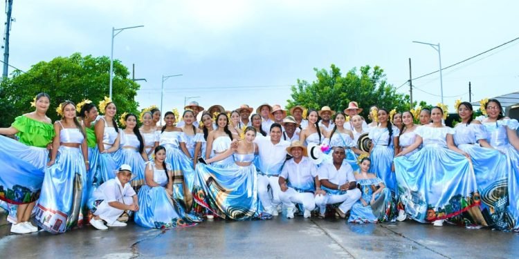 Barrancas inaugura el Festival Nacional del Carbón con un gran desfile multicolor