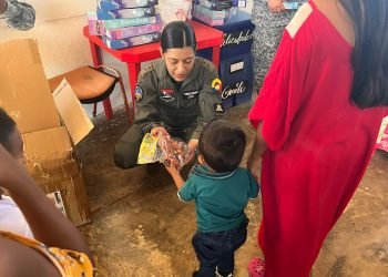 Fuerza Aeroespacial Colombiana entrega regalos a niños en La Guajira