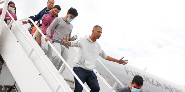 Prosperidad Social ofrecerá créditos asociativos a colombianos deportados desde Estados Unidos