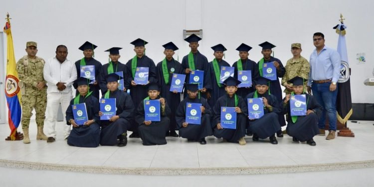Soldados de la Décima Brigada se gradúan como bachilleres en Albania, La Guajira