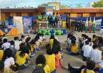 Policía acompañó a los estudiantes en su regreso a clases en Riohacha