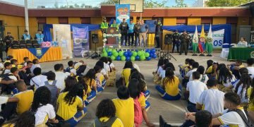 Policía acompañó a los estudiantes en su regreso a clases en Riohacha