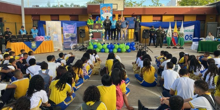 Policía acompañó a los estudiantes en su regreso a clases en Riohacha