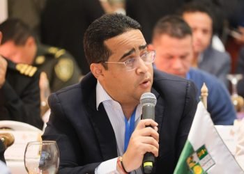 Gobernador de La Guajira exige respuestas y acciones concretas a presidente Petro y ministros, en la Cumbre de Gobernadores