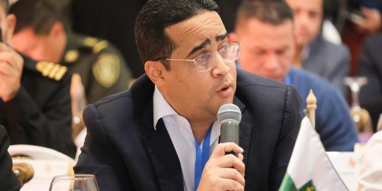 Gobernador de La Guajira exige respuestas y acciones concretas a presidente Petro y ministros, en la Cumbre de Gobernadores