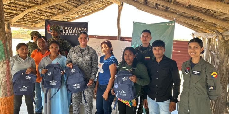 Fuerza Aeroespacial entrega de útiles escolares a instituciones étnicas en La Guajira