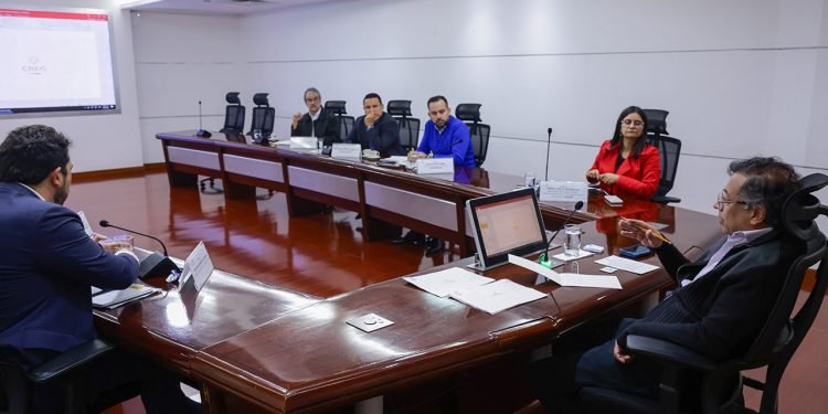 Reducción de tarifas de energía, tema clave de la reunión del presidente Petro con comisionados de la CREG