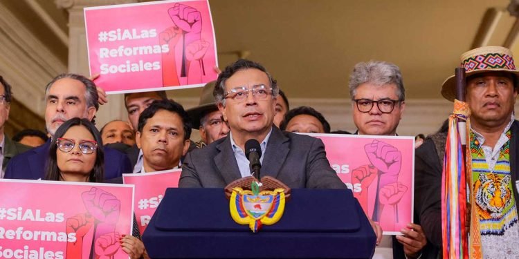 Presidente Petro anuncia convocatoria a consulta popular para que el pueblo decida sobre las reformas laboral y de la salud