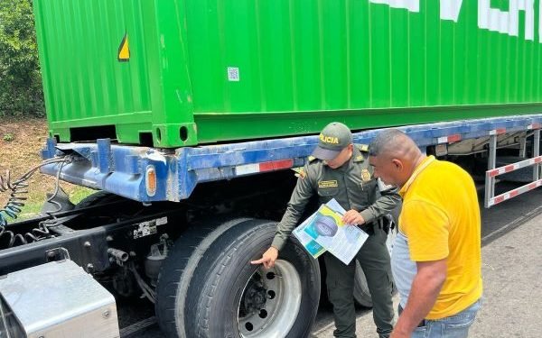 La Policía Fiscal y Aduanera socializa recomendaciones a transportadores sobre la compra de autopartes en La Guajira