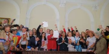 El Senado está convocado por la historia, no por Petro sino por el pueblo: presidente al radicar la Consulta Popular