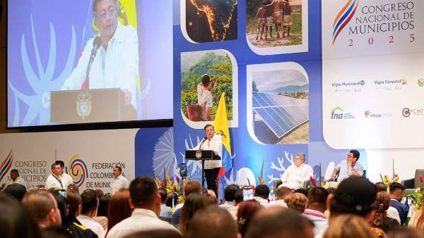 ‘Pobreza multidimensional baja por aumento en transferencias de la Nación y por aumento en producción agrícola: presidente Petro