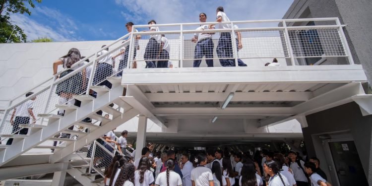Conmemorando medio siglo de excelencia educativa: Gobernación del Cesar entrega moderno aulario a la I.E. San Alberto Magno