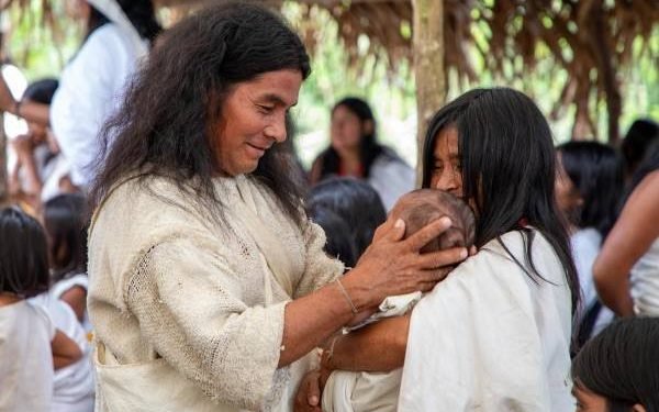 Parteras y parteros en Nariño y autoridades indígenas del Amazonas, Magdalena y La Guajira podrán certificar nacimientos