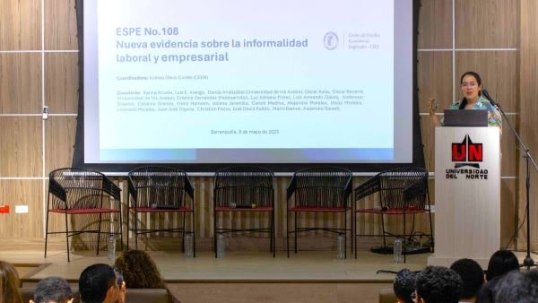 “Tener tasas de informalidad del 56 % no es deseable”: expertos analizan el fenómeno en Colombia