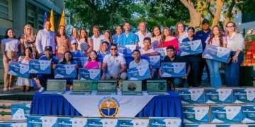 UNIMAGDALENA cierra brechas digitales entregando más computadores a estudiantes de Talento Magdalena