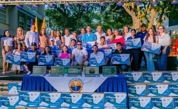 UNIMAGDALENA cierra brechas digitales entregando más computadores a estudiantes de Talento Magdalena