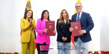Colombia y Venezuela firman acuerdo que regula transporte de carga entre ambos países