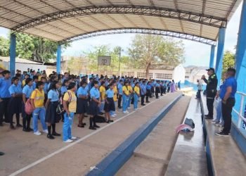 Policía promueve entornos escolares protectores en Nazareth con charla sobre Ley de Infancia y Adolescencia