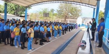 Policía promueve entornos escolares protectores en Nazareth con charla sobre Ley de Infancia y Adolescencia
