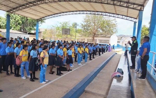 Policía promueve entornos escolares protectores en Nazareth con charla sobre Ley de Infancia y Adolescencia
