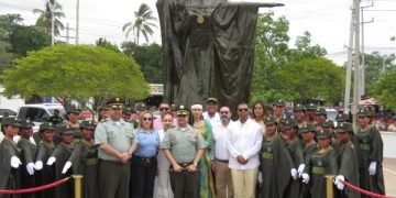 Se devela monumento en honor a la Mujer Policía Indígena en Riohacha, en el marco del aniversario N° 60 del Departamento de Policía Guajira