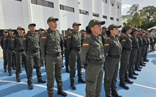 Nueva generación de Auxiliares de Policía jura bandera en La Guajira