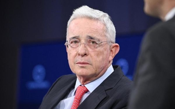Uribe es declarado culpable por el delito de soborno en actuación penal