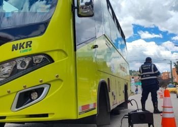 Cinco vehículos sancionados en jornada de control ambiental en Tunja