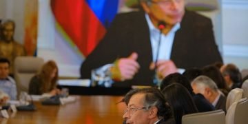 Cultivos de coca no se reducen tirando glifosato desde aviones, sino disminuyendo la demanda de cocaína de EE. UU. y Europa: Presidente Petro sobre descertificación