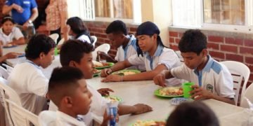 Instituciones educativas de Barrancas y Dibulla reciben dotación de menaje gracias a la Gobernación y la cooperación internacional