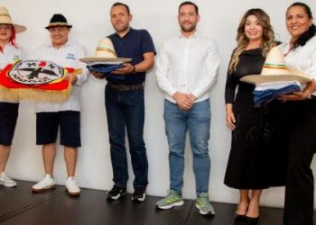 138 docentes de Cundinamarca reciben bandera para representar al departamento en encuentros nacionales