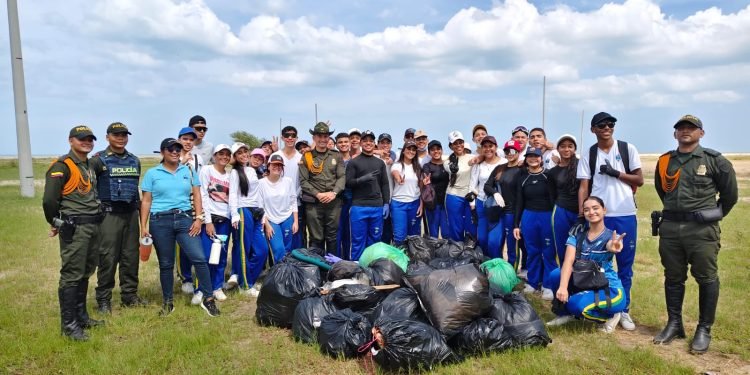 Policía Nacional lidera jornada de limpieza y conciencia ambiental en las playas de Riohacha