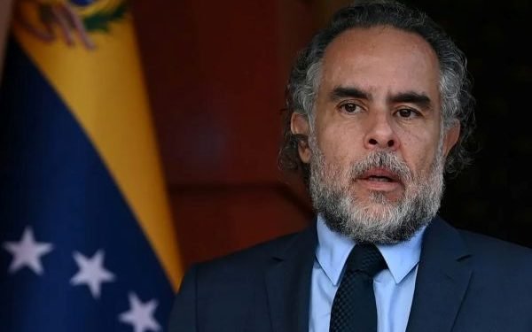 El ministro del Interior, Armando Benedetti, denuncia posible intervención ilegal de su teléfono celular