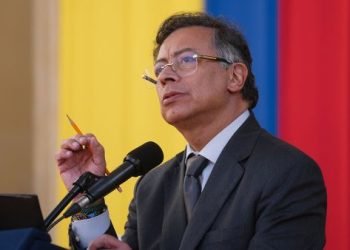 ‘Le aviso al país que comenzaremos a bajar el precio de la gasolina’: presidente Petro