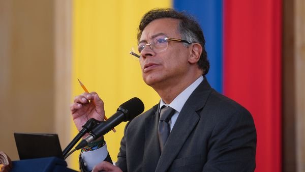 ‘Le aviso al país que comenzaremos a bajar el precio de la gasolina’: presidente Petro