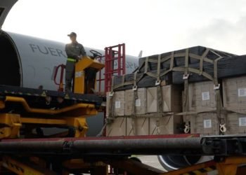 En un C-40 la Fuerza Aeroespacial Colombiana transportó herramientas tecnológicas para estudiantes de la Guajira
