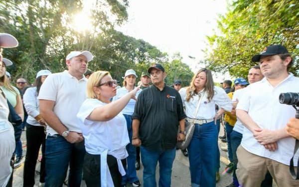Gobernadora Margarita Guerra recibe a la ministra de Transporte para atender emergencia en Mendihuaca