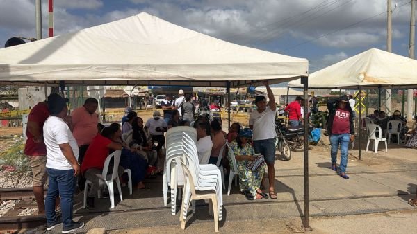 Bloqueo en la vía férrea de Cerrejón: Comunidades excluidas exigen soluciones educativa. Denuncian que el alcalde de Uribia contrata a dedo