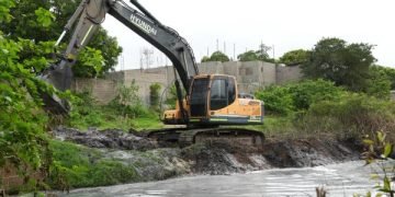 Gobernador Jairo Aguilar lidera en terreno labores de destaponamiento de drenajes ante posible frente frío en La Guajira