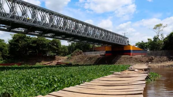 Gobierno nacional entrega puente en Sucre que reconecta a más de 11 mil personas