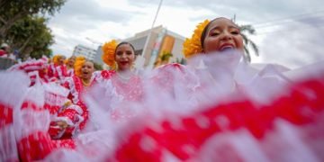 Los colores, la alegría y tradición marcaron el recorrido del Desfile de Piloneras Infantil y Juvenil