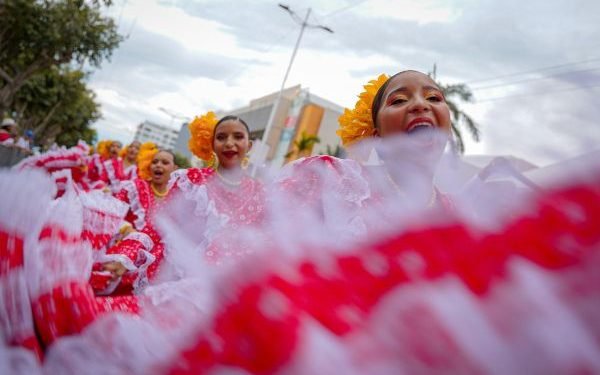 Los colores, la alegría y tradición marcaron el recorrido del Desfile de Piloneras Infantil y Juvenil