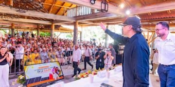 Presidente Petro plantea concertar con Glencore uso del tren del carbón para beneficio de comunidades de La Guajira